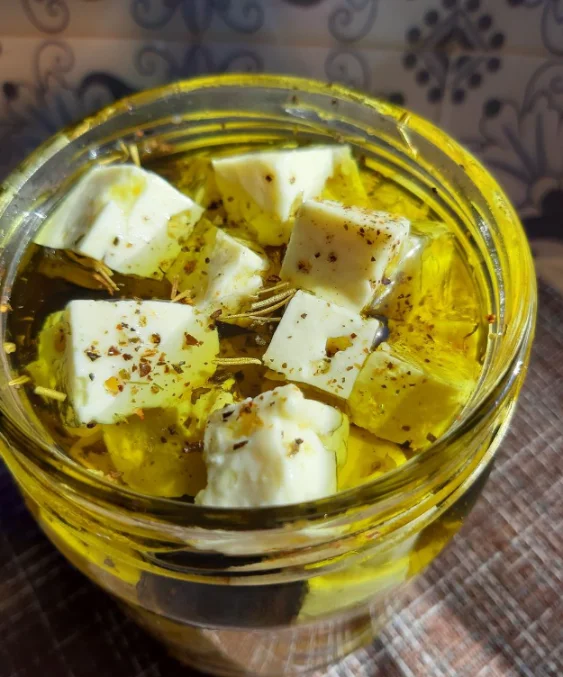 Фета в масле с оливками и приправами, 500 мл.